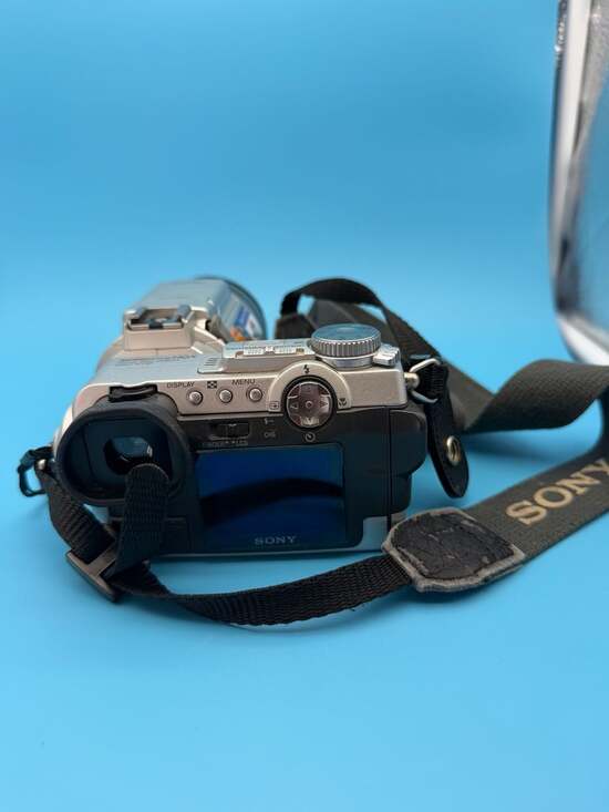 Sony Cyber-shot DSC-F717 MPEG Movie HQX Digital Still Camera 5.0MP Carl Zeiss Le